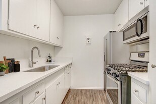 Harbor Isle in Los Angeles, CA - Building Photo