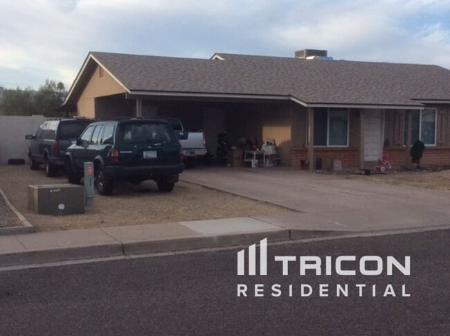 2153 E Claire Dr in Phoenix, AZ - Foto de edificio - Building Photo