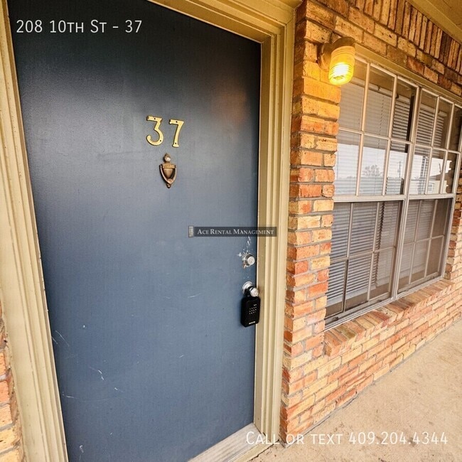 208 N 10th St in Orange, TX - Building Photo - Building Photo