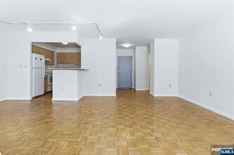 1111 River Rd, Unit C6 in Edgewater, NJ - Foto de edificio - Building Photo