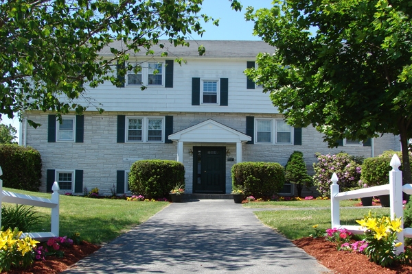 The Woodlands Apartments in Londonderry, NH - Building Photo