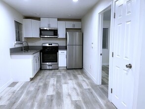 922 E Century Blvd in Los Angeles, CA - Building Photo - Building Photo