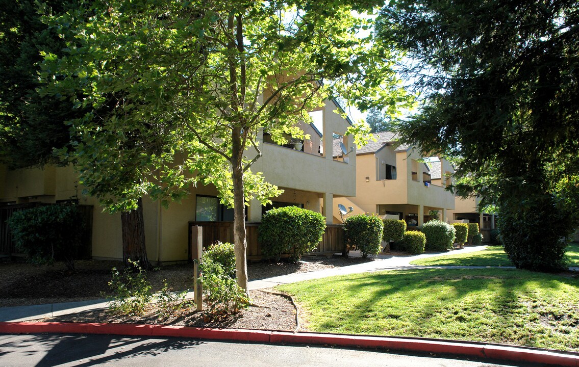 2150 Meadowbrook Ct in Santa Rosa, CA - Building Photo