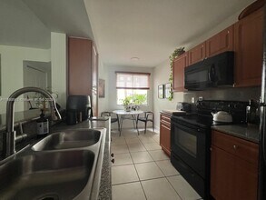 9756 NW 47th Terrace in Doral, FL - Foto de edificio - Building Photo