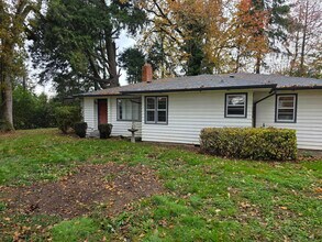 14020 S Pacific Hwy W in Monmouth, OR - Foto de edificio - Building Photo