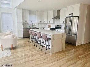 19 N Wyoming Ave, Unit 206 in Ventnor City, NJ - Building Photo - Building Photo