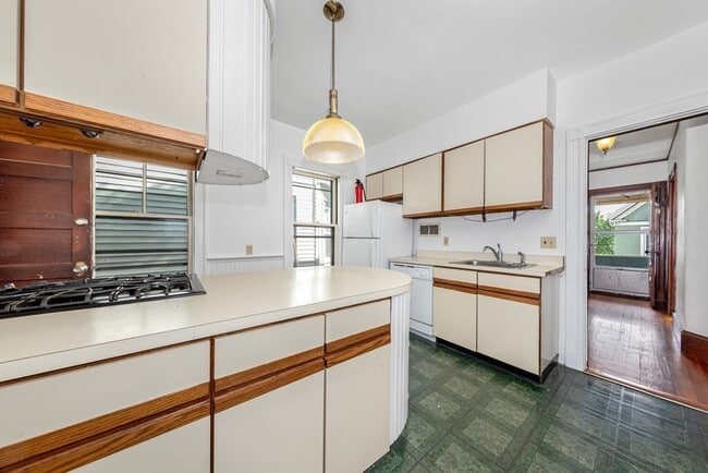 59 Hawthorne St, Unit 1 in Somerville, MA - Building Photo - Building Photo