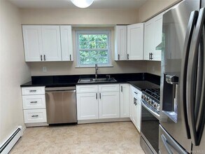 32 Hammond Rd in Glen Cove, NY - Foto de edificio - Building Photo