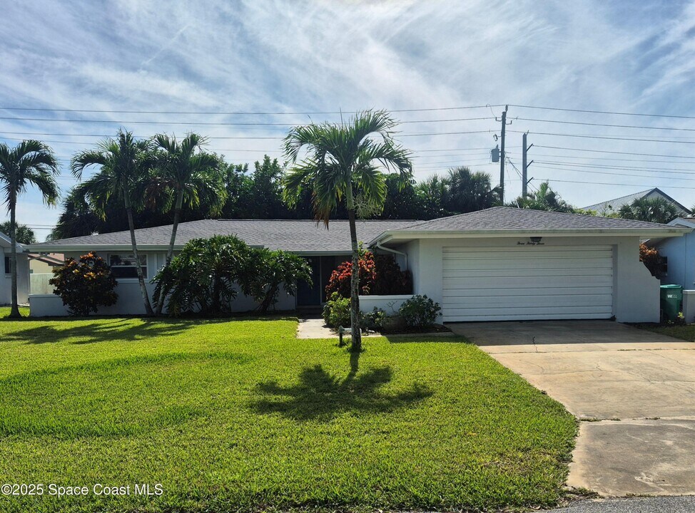 333 Bahama Dr in Indialantic, FL - Building Photo