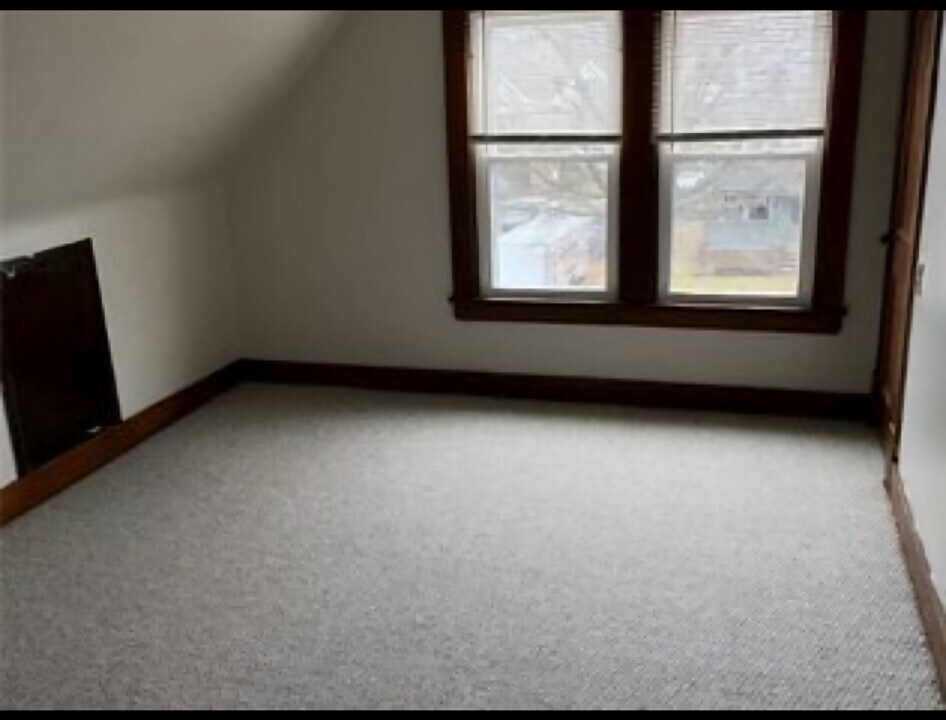 1304 W 102nd St, Unit 3rd floor in Cleveland, OH - Foto de edificio