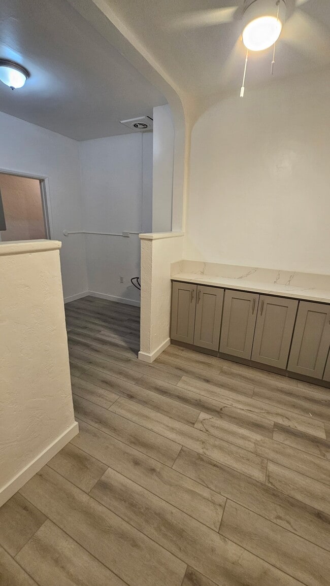 1219 1/2 W 62nd St, Unit 1219 1/2 upper in Los Angeles, CA - Foto de edificio - Building Photo