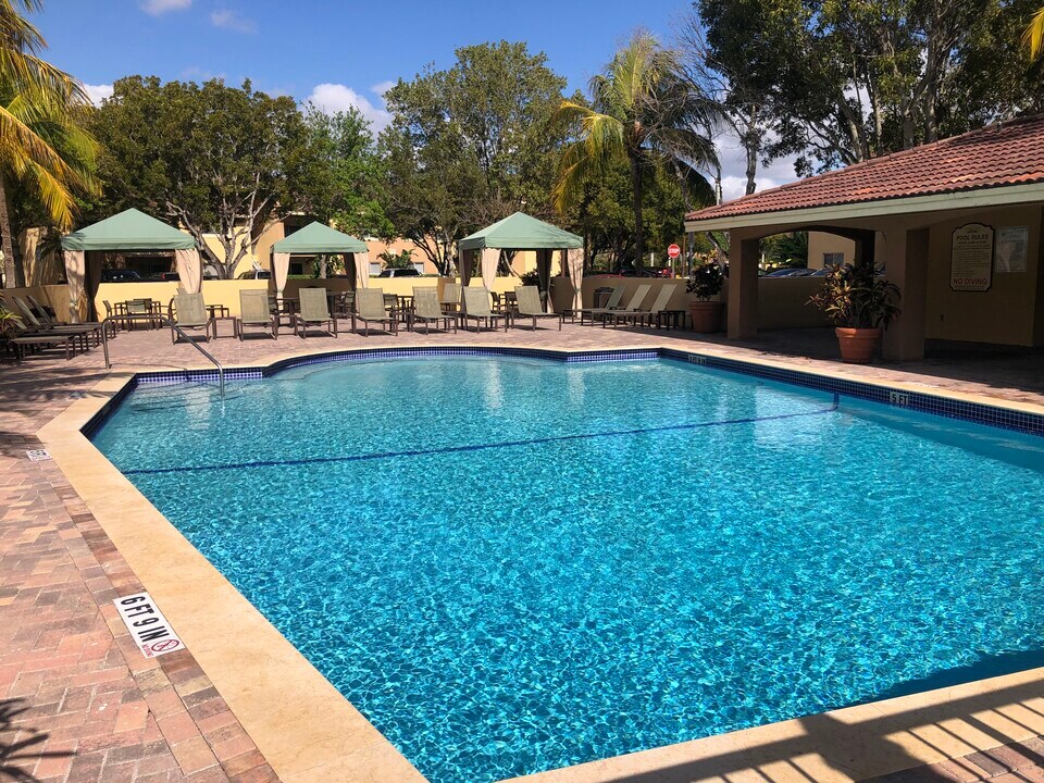 Fairway View in Hialeah, FL - Foto de edificio