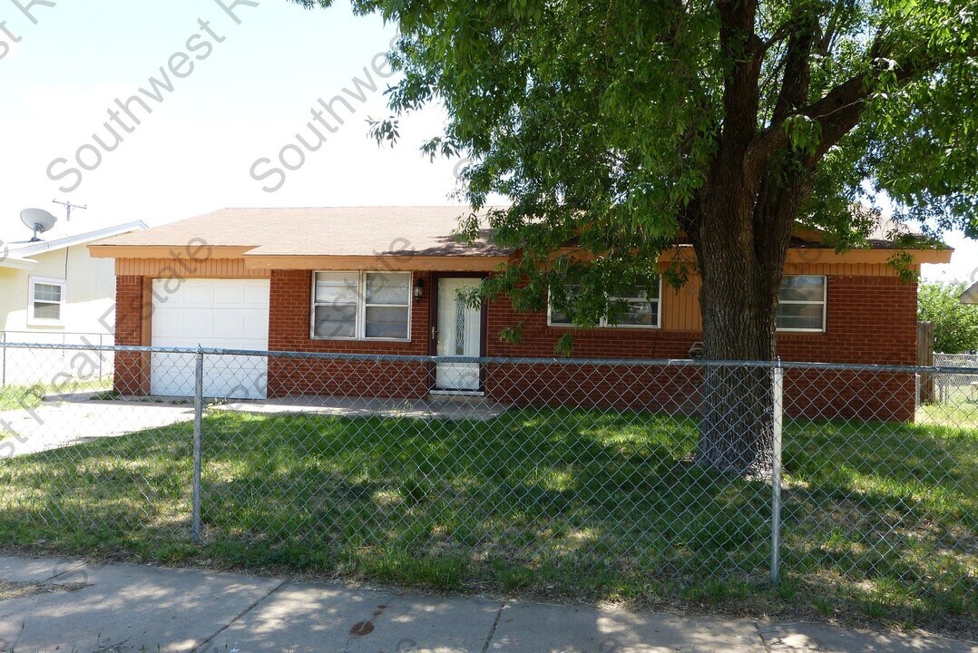 305 Circle in Clovis, NM - Building Photo