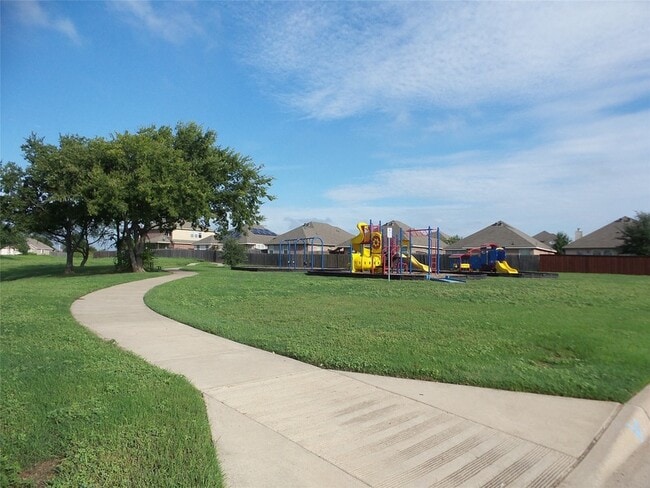 1121 Beaverwood Ln in Crowley, TX - Foto de edificio - Building Photo
