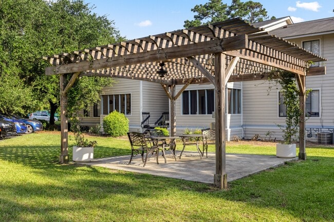 River Crossing Apartments in Thunderbolt, GA - Foto de edificio - Building Photo