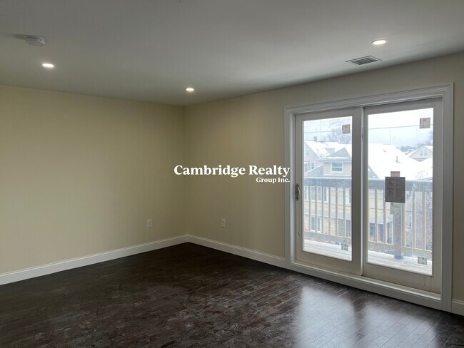 43 Wright Ave, Unit 2 in Medford, MA - Foto de edificio - Building Photo