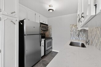 2262 S Vly Hwy in Denver, CO - Building Photo - Building Photo