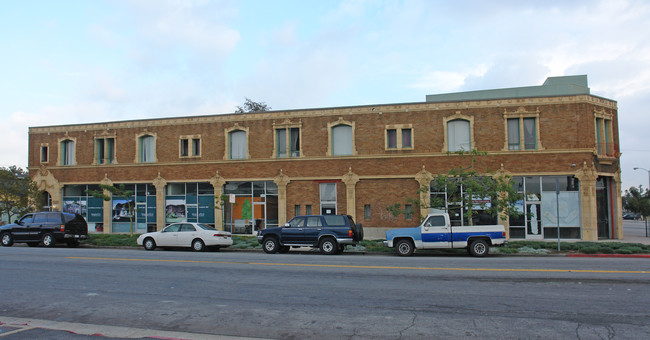 3317 W Washington Blvd in Los Angeles, CA - Foto de edificio - Building Photo