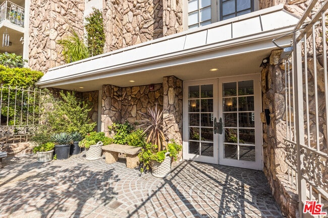 1260 S Beverly Glen Blvd in Los Angeles, CA - Building Photo - Building Photo