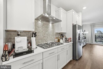 13252 Woodland Park Rd in Herndon, VA - Building Photo - Building Photo