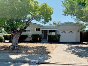 201 Benjamin Ave in Pittsburg, CA - Building Photo - Building Photo