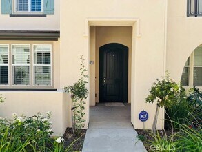 28629 N Pietro Dr in Santa Clarita, CA - Building Photo - Building Photo