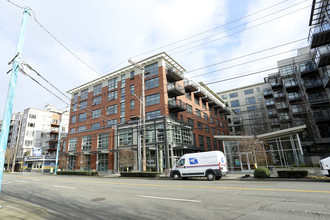 Equinox Apartments in Seattle, WA - Building Photo - Building Photo