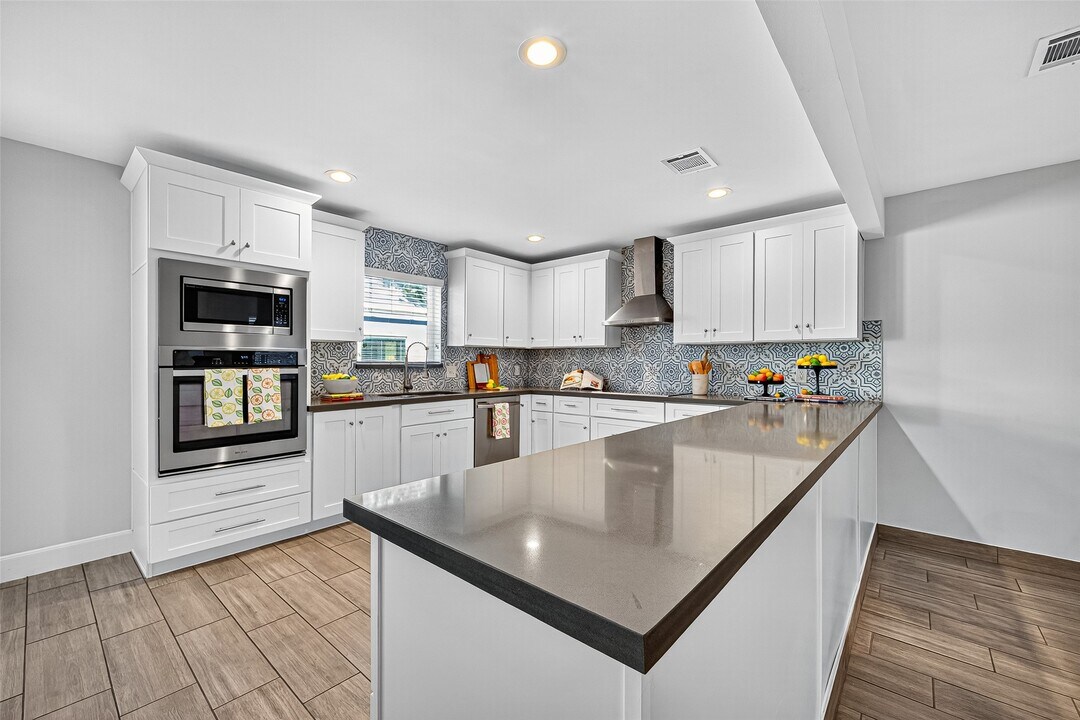 818 Silvergate Dr in Houston, TX - Building Photo