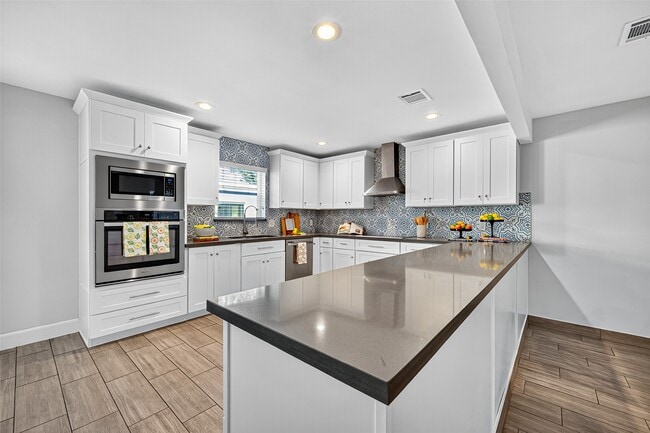 property at 818 Silvergate Dr