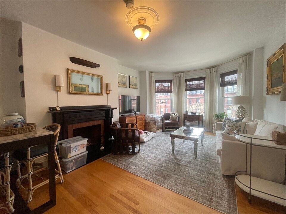 218 Newbury St in Boston, MA - Building Photo