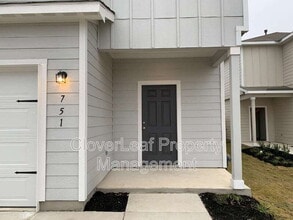 751 Wonderland Trail in New Braunfels, TX - Foto de edificio - Building Photo