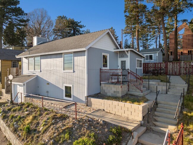 25008 Ocean View Dr in Crestline, CA - Building Photo - Building Photo