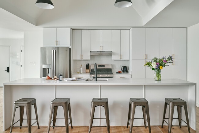 Monroe (Furnished Rooms) in Washington, DC - Foto de edificio - Building Photo
