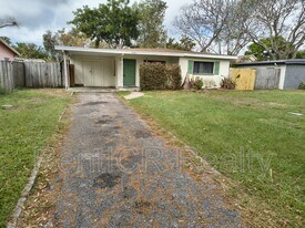 2128 Riviera Dr in Clearwater, FL - Building Photo