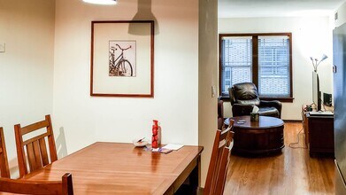 3818 N Sheffield Ave, Unit 3808-2E in Chicago, IL - Foto de edificio - Building Photo