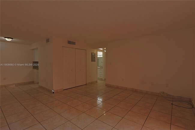 7230 Fairway Dr, Unit F15 in Miami Lakes, FL - Building Photo - Building Photo