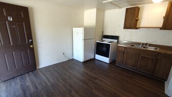 2223 N Water St Ext in Uhrichsville, OH - Building Photo