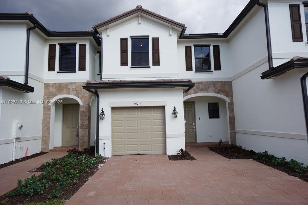 10911 W 33rd Ln in Hialeah, FL - Building Photo