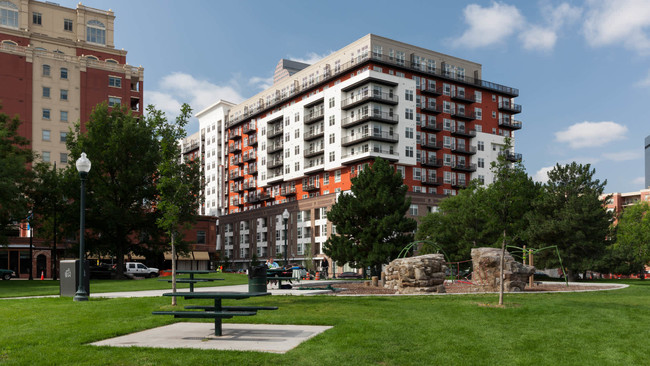 Radius Uptown in Denver, CO - Foto de edificio - Building Photo