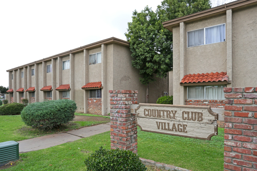 Country Club Village Apartments in Madera, CA - Building Photo