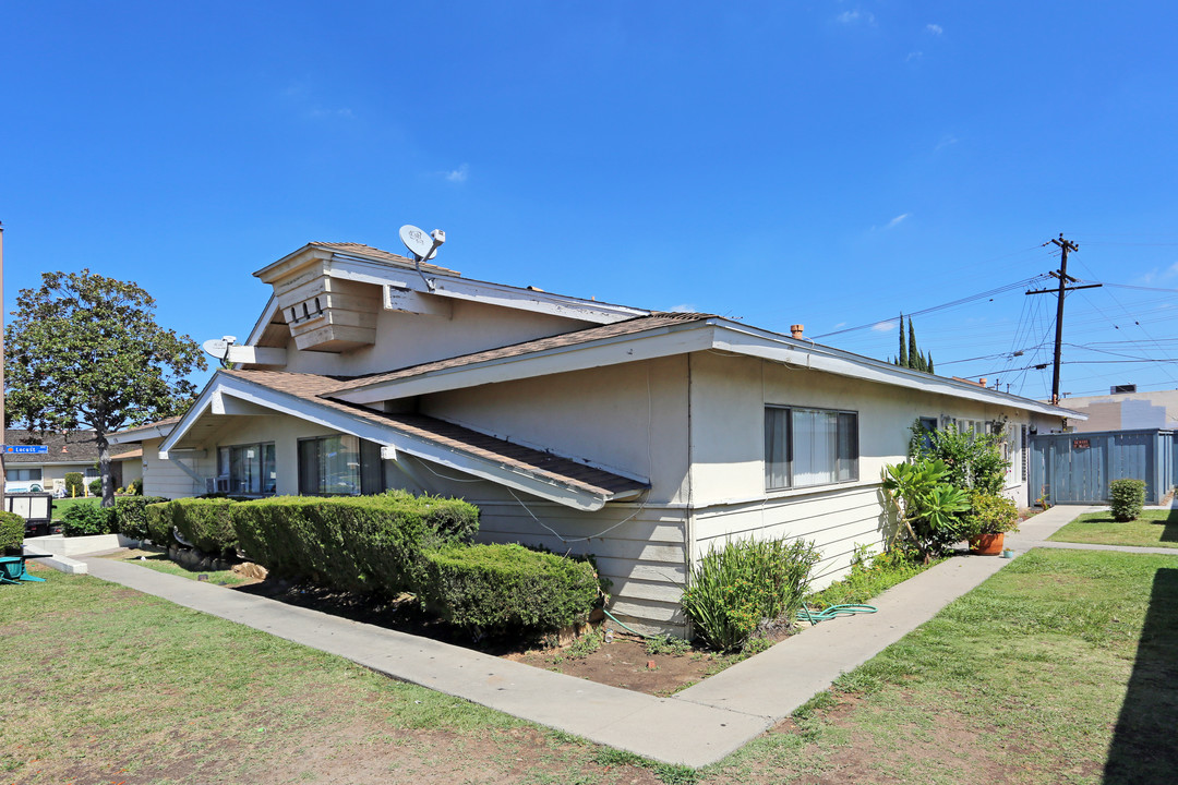 1530 E Locust Ave in Orange, CA - Building Photo