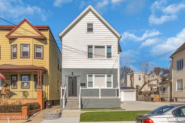 11 E 43rd St in Bayonne, NJ - Building Photo - Building Photo