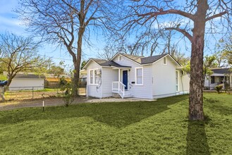 2202 W Hermosa Dr in San Antonio, TX - Building Photo - Building Photo