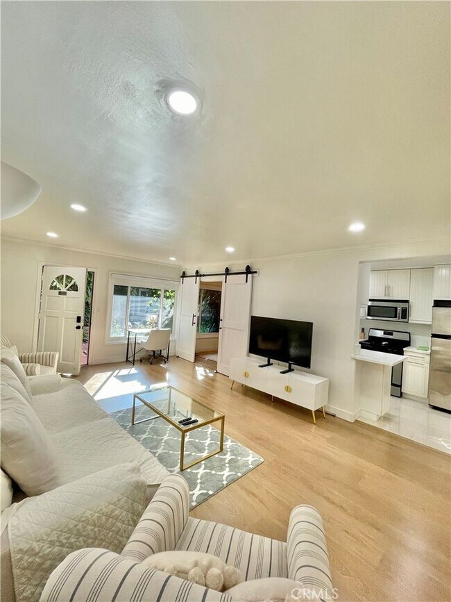 10600 Eastborne Ave in Los Angeles, CA - Building Photo - Building Photo