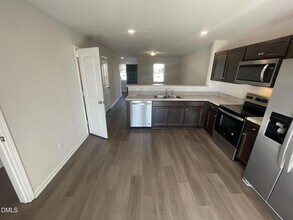 2059 Wiggins Village Dr in Youngsville, NC - Foto de edificio - Building Photo