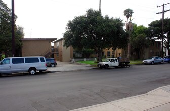 Town & Country Apartments in El Segundo, CA - Foto de edificio - Building Photo