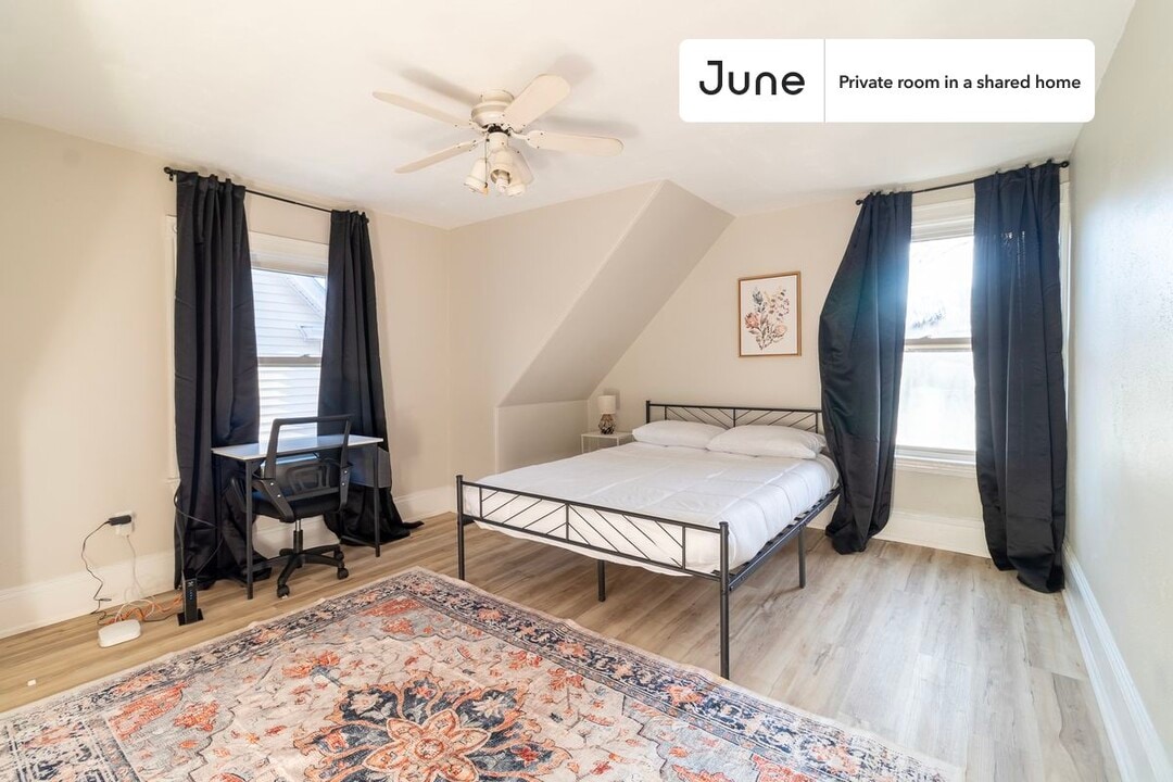 Private bedroom in 3 bed/1 bath Home in Boston, MA - Building Photo