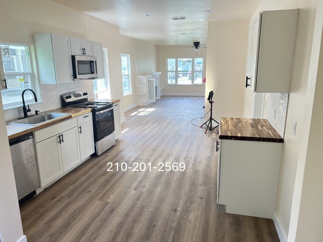 1106 W Ridgewood Ct in San Antonio, TX - Foto de edificio - Building Photo