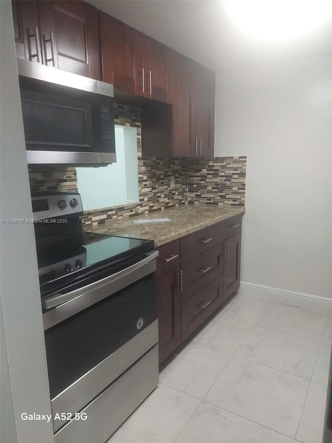 14421 N Kendall Dr in Miami, FL - Building Photo - Building Photo