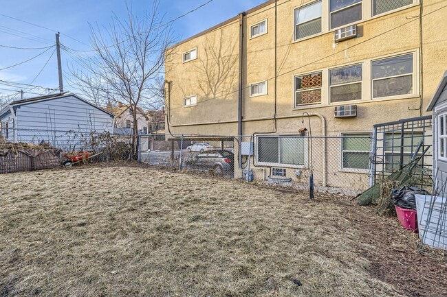 property at 906 W 26th St